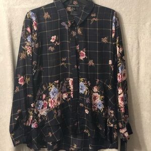 ⭐️Signature Studio sheer button down blouse